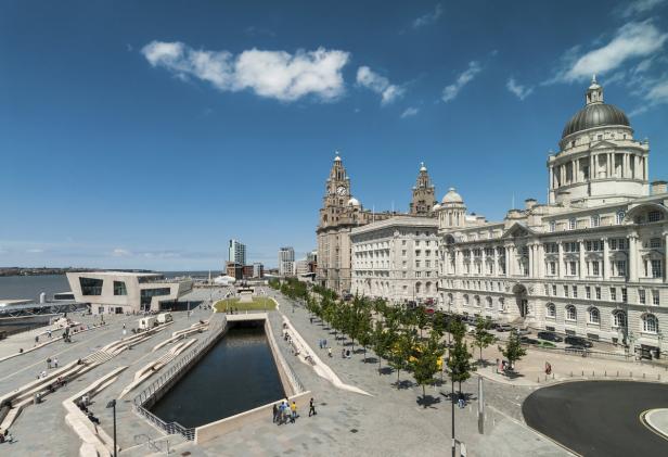 Blick auf den Pier Head in Liverpool mit dem Royal Liver Building und dem Cunard Building.
