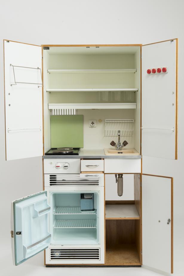 Eine geöffnete Küchenzeile mit Spüle, Kochfeld und Kühlschrank.