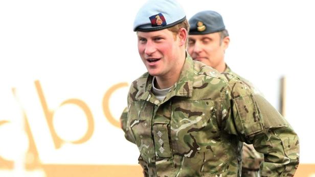 Prinz Harry in Militäruniform mit hellblauer Barettmütze.