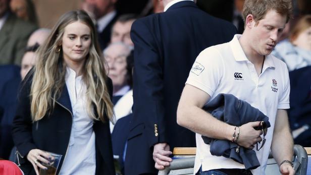 Prinz Harry und eine Frau besuchen gemeinsam eine Sportveranstaltung.