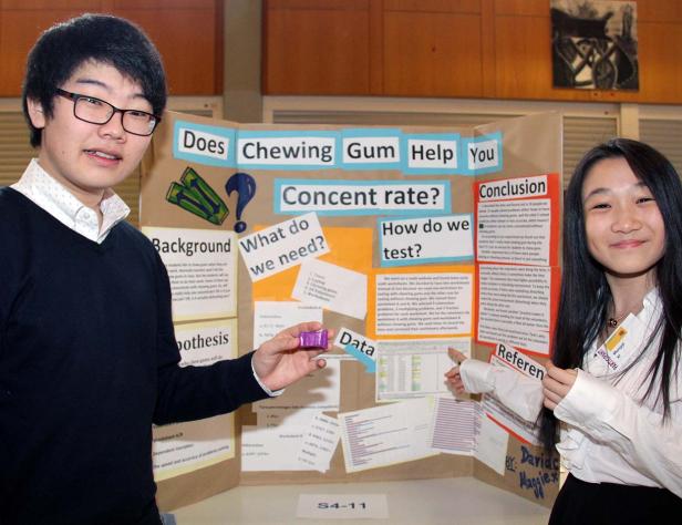 Zwei Schüler präsentieren ihr Projekt über die Auswirkungen von Kaugummi auf die Konzentrationsfähigkeit.