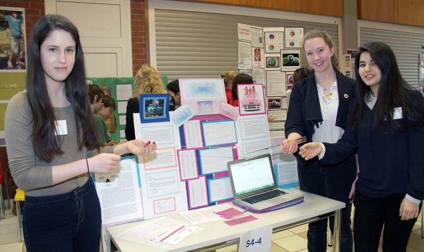 Drei junge Frauen präsentieren ein Projekt zum Thema räumliches Vorstellungsvermögen.