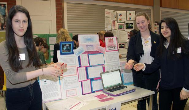 Drei Schülerinnen präsentieren ein Projekt zum Thema räumliches Vorstellungsvermögen.