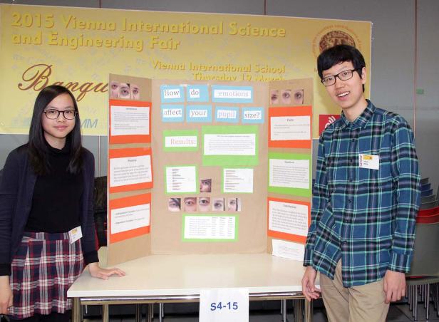 Zwei Schüler präsentieren ihr Projekt über den Einfluss von Emotionen auf die Pupillengröße bei der Vienna International Science and Engineering Fair 2015.