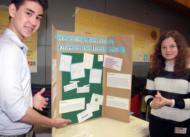 Zwei Jugendliche präsentieren ein Projekt zum Thema „Hat der Verzicht auf Fleisch Auswirkungen auf das menschliche Gehirn?“.