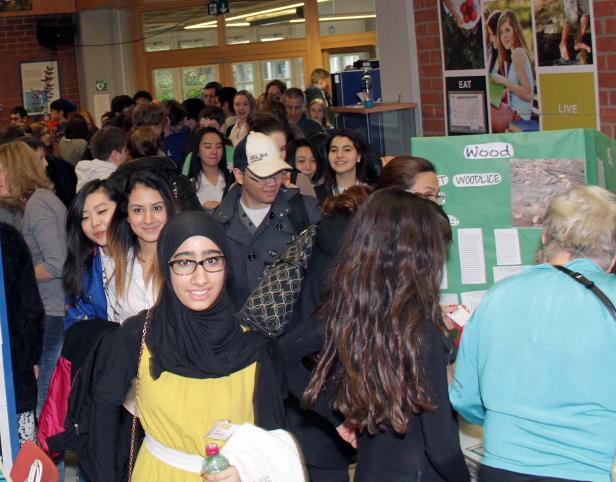 Eine Gruppe von Menschen steht an einem Stand mit der Aufschrift „Woodlice“.