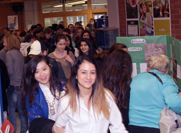 Eine Menschenmenge versammelt sich in einem Gebäude, möglicherweise bei einer Veranstaltung oder einer Messe.