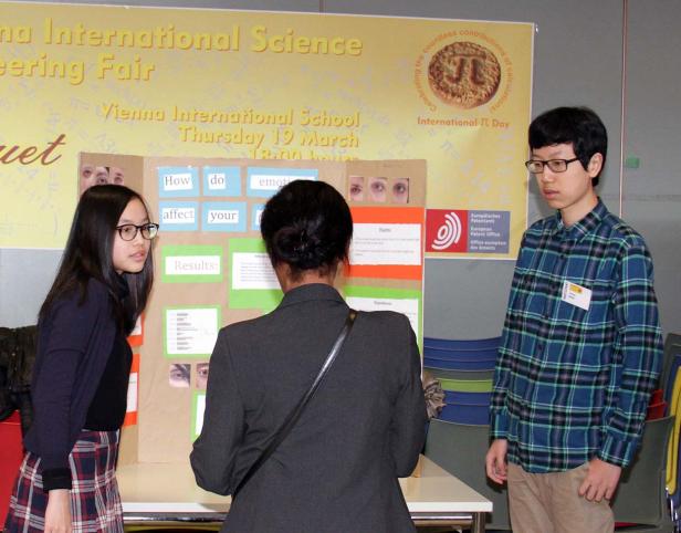 Zwei Schüler präsentieren ihr Projekt auf einer Wissenschaftsmesse.