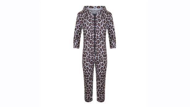 Ein Overall mit Kapuze und Leopardenmuster.