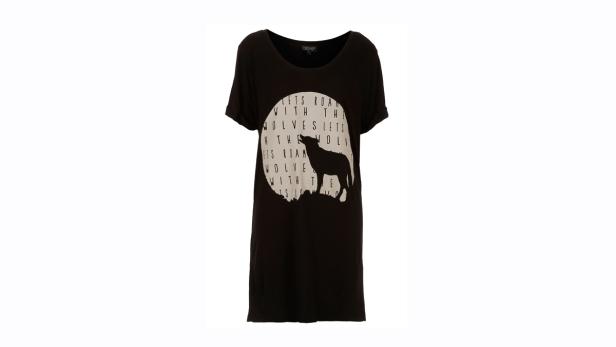 Ein schwarzes T-Shirt mit einem Wolf, der vor einem Mond heult.