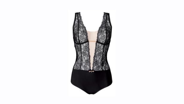 Ein schwarzer Spitzenbody mit tiefem V-Ausschnitt vor einem weißen Hintergrund.