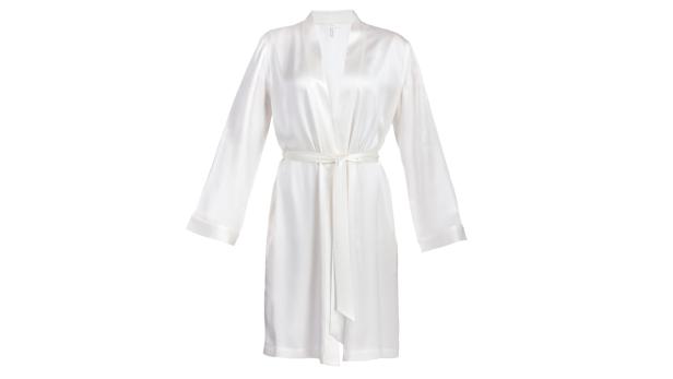 Ein weißer Bademantel aus Satin mit Bindegürtel vor einem weißen Hintergrund.
