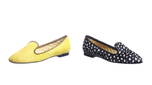 Ein gelber und ein schwarz-weiß gepunkteter Slipper stehen nebeneinander.