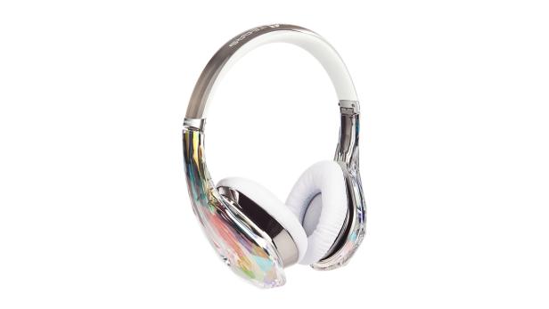 Ein glitzernder, silberner Kopfhörer mit weißen Ohrpolstern vor einem weißen Hintergrund.