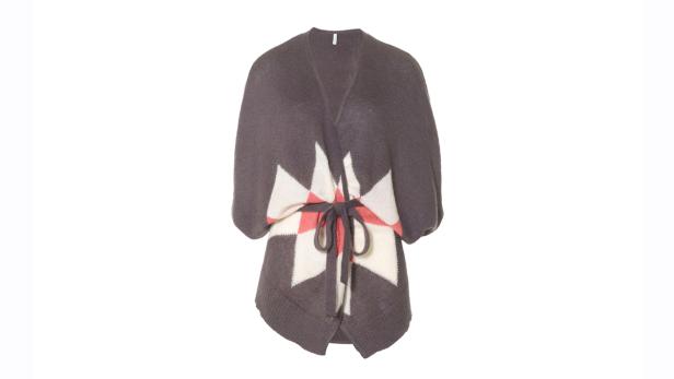 Eine graue Strickjacke mit einem geometrischen Muster und einem rosa Gürtel.