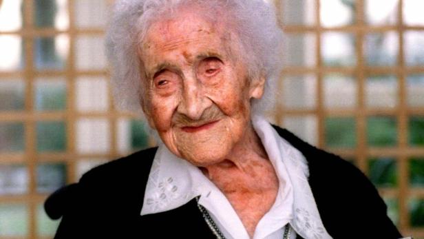 Jeanne Calment, die älteste Frau der Welt, lächelt in die Kamera.