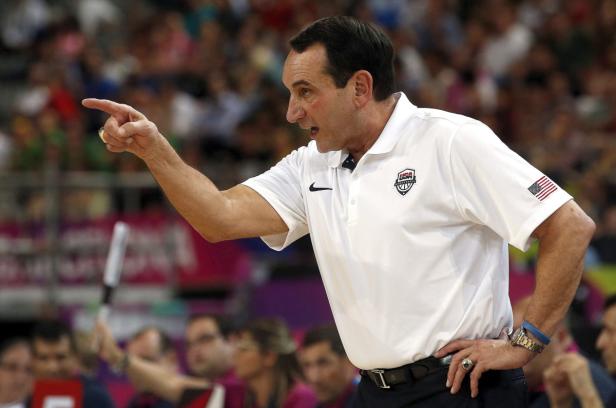 Mike Krzyzewski, Trainer des US-amerikanischen Basketballteams, gestikuliert während eines Spiels.
