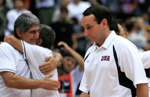 Mike Krzyzewski, Trainer des US-amerikanischen Basketballteams, umarmt einen Kollegen.