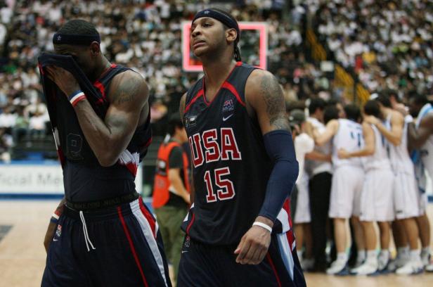 Zwei Basketballspieler der US-amerikanischen Nationalmannschaft nach einem Spiel.