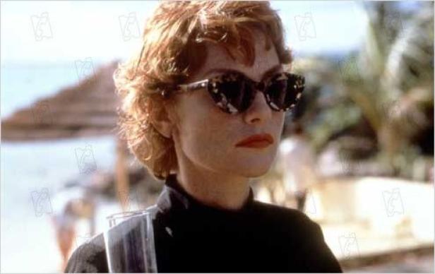 Isabelle Huppert mit Sonnenbrille vor einer Strandkulisse.