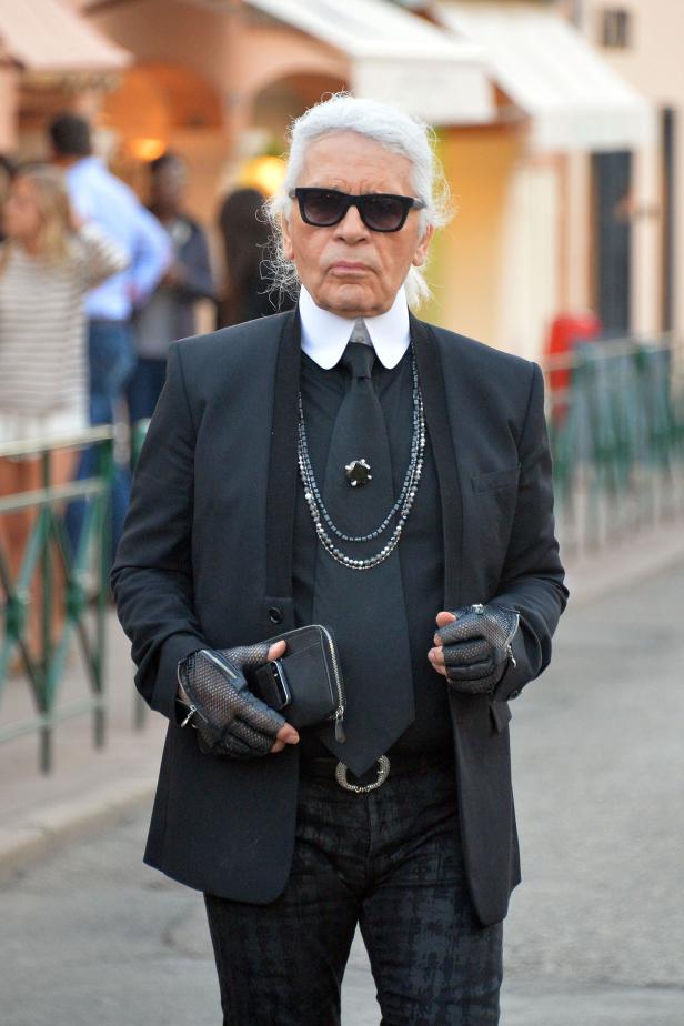 Karl Lagerfeld in seinem typischen Stil auf einer Straße.