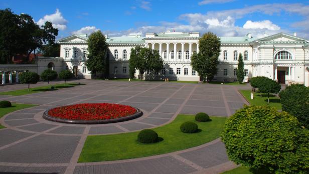 Der Präsidentenpalast in Vilnius mit einem Blumenbeet im Vordergrund.