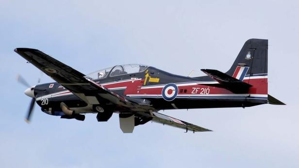 Ein schwarz-rot-weißes Trainingsflugzeug vom Typ Tutor T.1 der Royal Air Force im Flug.