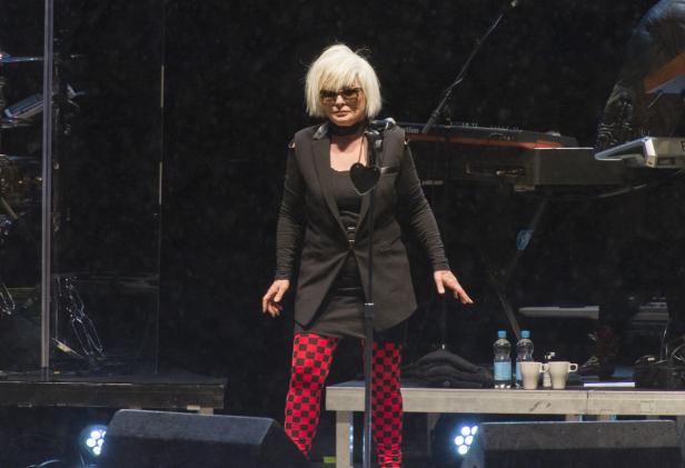 Debbie Harry von Blondie tritt auf einer Bühne auf.