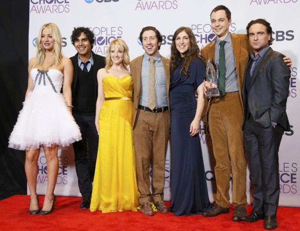 Die Besetzung von „The Big Bang Theory“ posiert mit einem People's Choice Award.