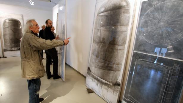 Besucher betrachten großformatige Zeichnungen in einer Kunstausstellung.