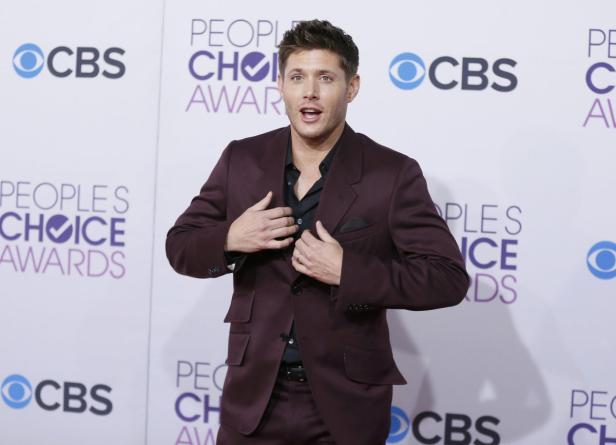 Jensen Ackles auf dem roten Teppich der People's Choice Awards.