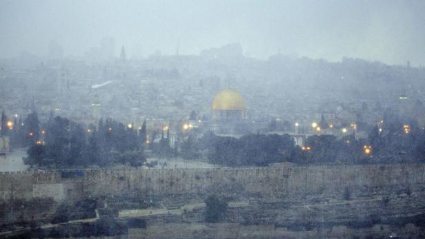 Jerusalem im Nebel mit dem Felsendom im Zentrum.