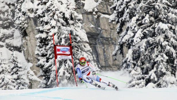 Ein Skirennläufer fährt einen Hang in Garmisch-Partenkirchen hinunter.