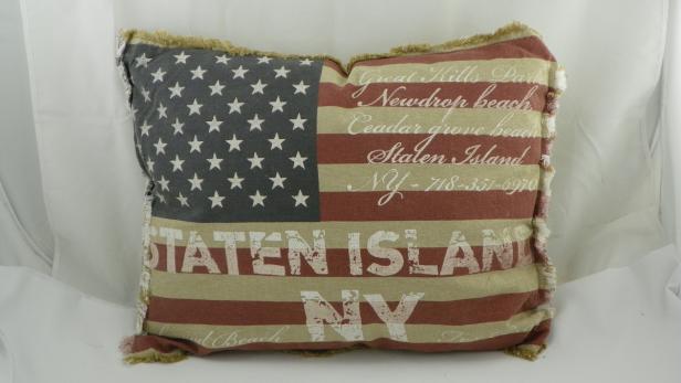 Ein Kissen mit dem Design der US-Flagge und dem Aufdruck „Staten Island, NY“.