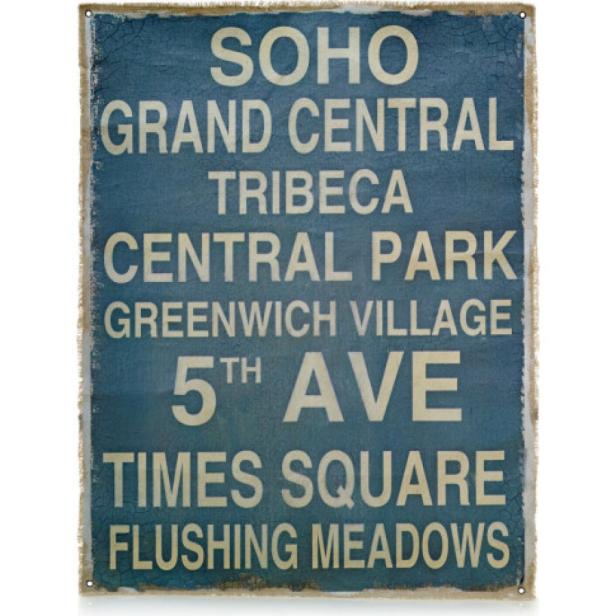 Ein Schild mit den Namen verschiedener Stadtteile und Orte in New York City.