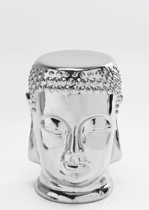Eine silberne Buddha-Kopf-Skulptur auf einem weißen Hintergrund.