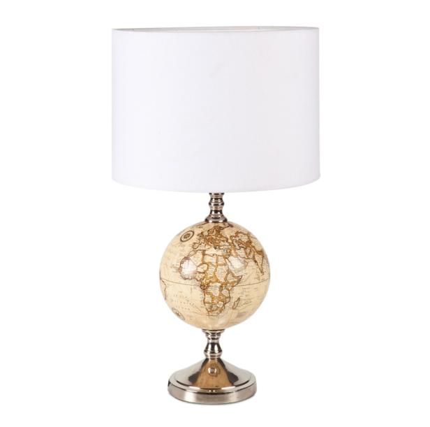 Eine Tischlampe mit einem Globus als Lampenfuß und einem weißen Lampenschirm.