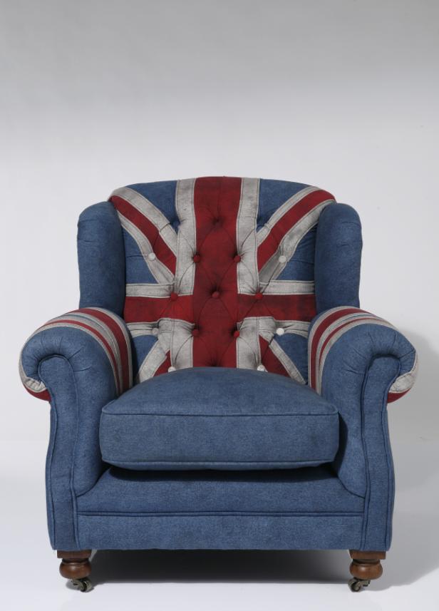 Ein blauer Sessel mit dem Union Jack auf der Rückenlehne.