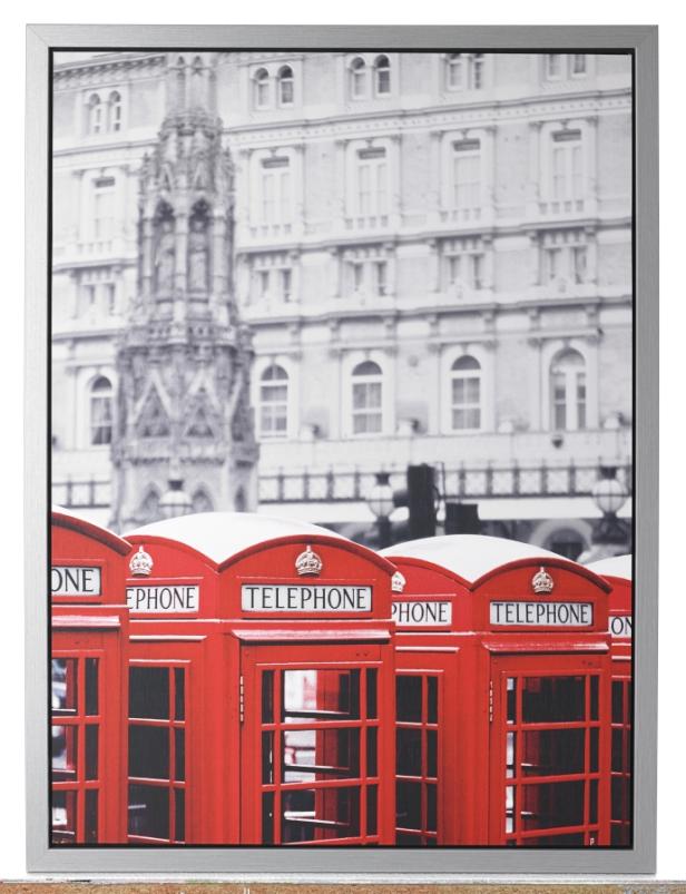 Mehrere rote Telefonzellen stehen vor einem Gebäude in London.
