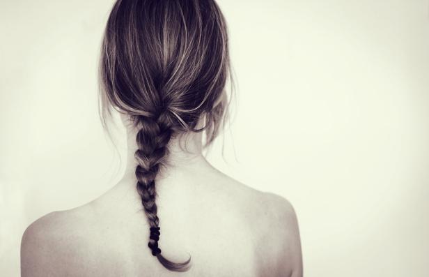 Was Frauen mit langen Haaren nachts tun müssen