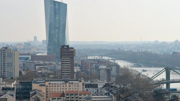 Blick über Frankfurt am Main mit der Europäischen Zentralbank und mehreren Brücken über den Main.