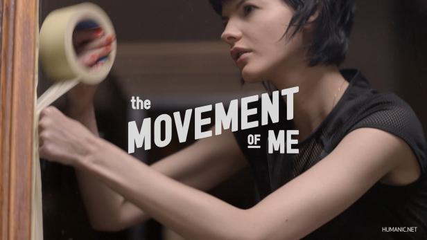 Eine Frau klebt Malerkrepp an einen Fensterrahmen.