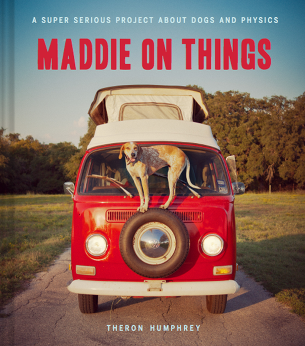 Das Buchcover von „Maddie on Things“ zeigt einen Hund, der auf einem roten VW-Bus steht.