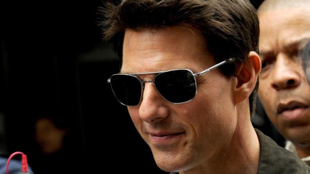 Tom Cruise mit Sonnenbrille, im Hintergrund eine weitere Person.