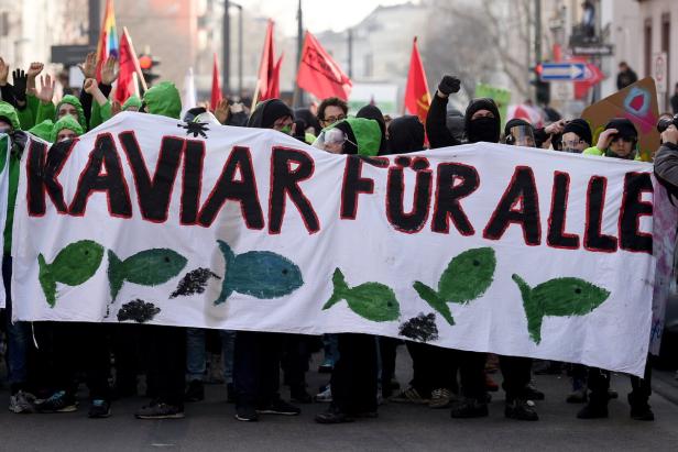 Demonstranten halten ein Banner mit der Aufschrift „Kaviar für alle“.