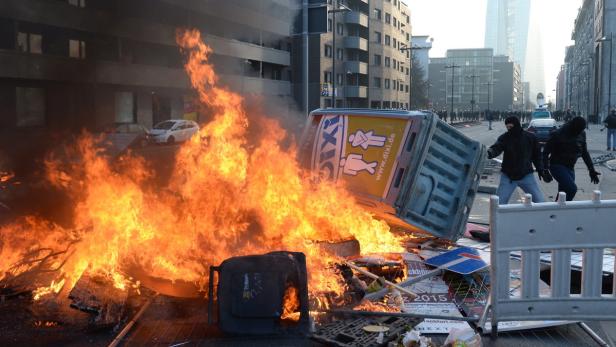 Ein brennendes Barrikade mit einem umgestürzten Dixi-Klo während einer Demonstration in Frankfurt.