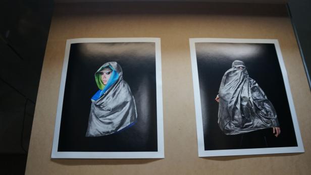 Zwei Modefotografien mit futuristisch gekleideten Personen vor schwarzem Hintergrund.