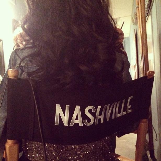 Rückenansicht einer Person auf einem Regiestuhl mit der Aufschrift „Nashville“.