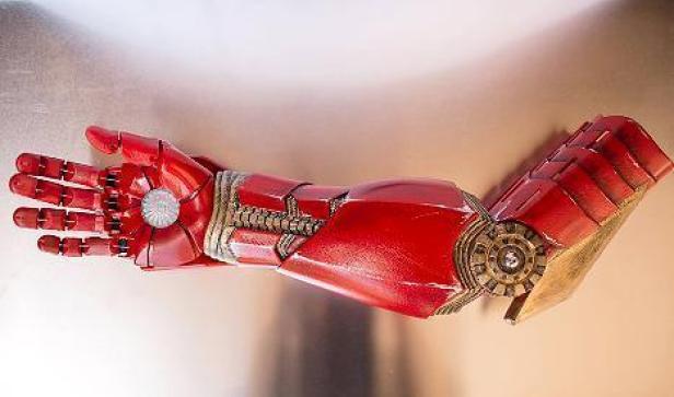 Der rote und goldene Arm einer Iron Man-Figur.