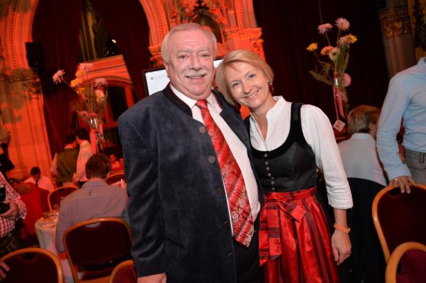Ein Mann und eine Frau in Tracht posieren für ein Foto.